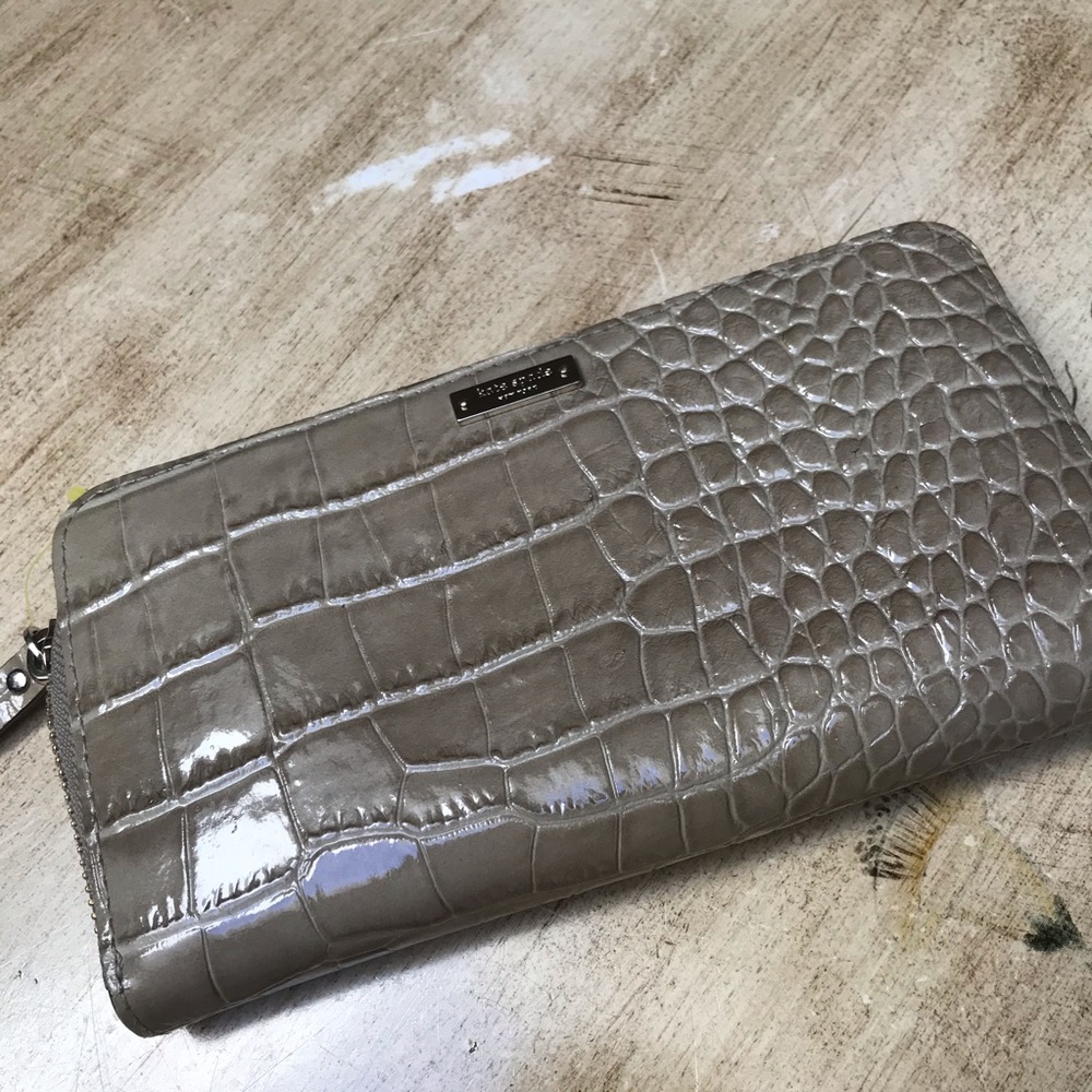 Kate Spade zippered wallet